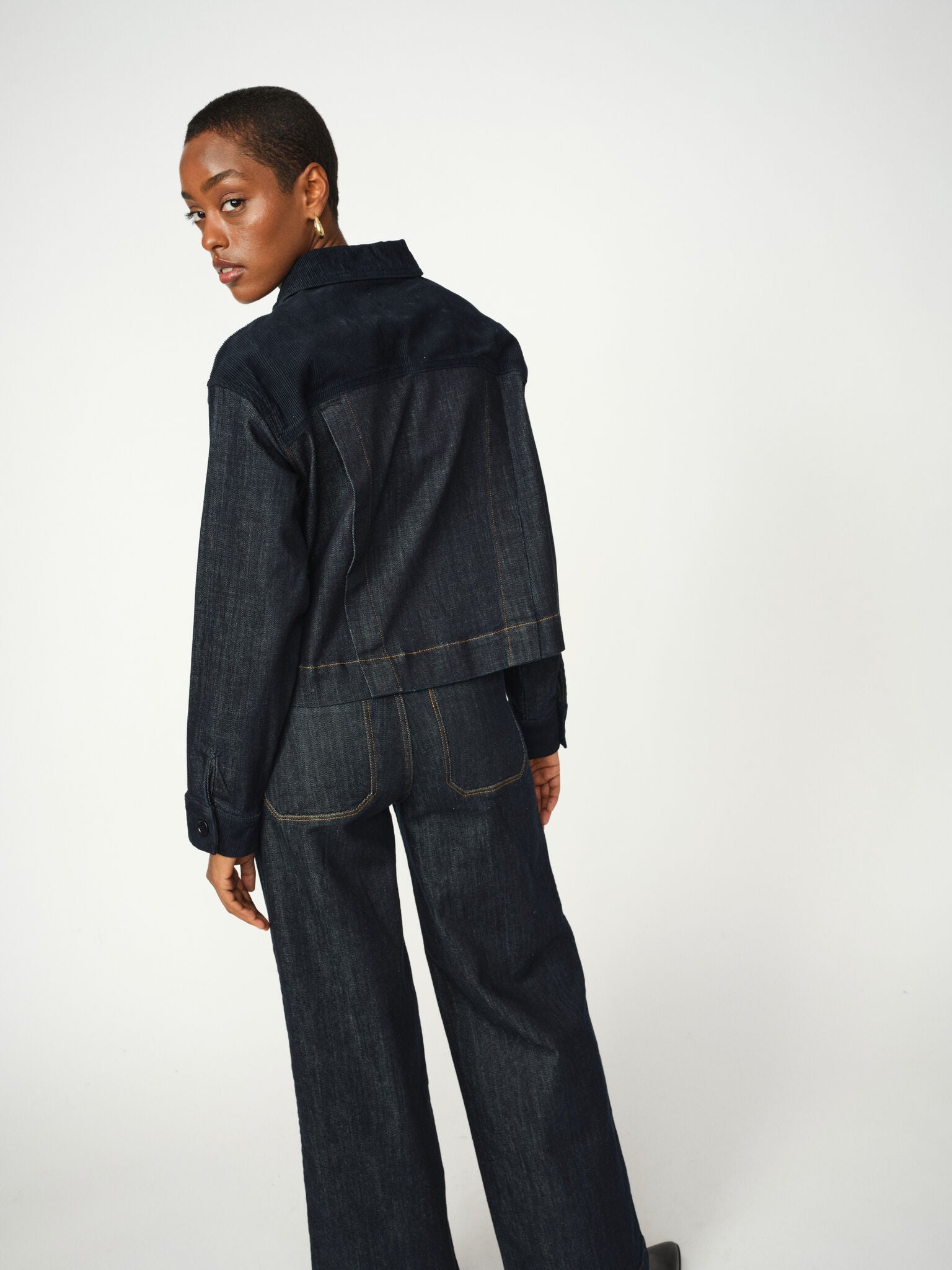 Modelshot / Dark Blue / Detail